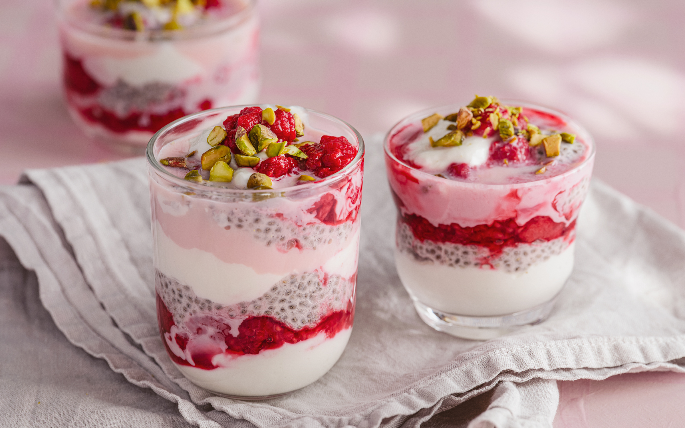 Chiapudding med rosa mjölkdryck