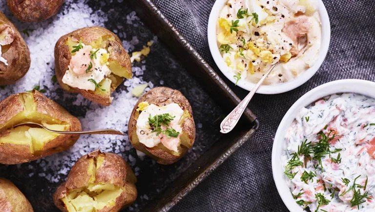 Gepofte aardappel met zalm