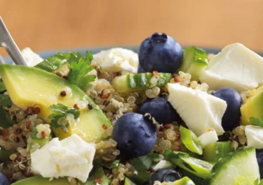 Ensalada de quinoa, arándanos y aguacate con Arla Apetina
