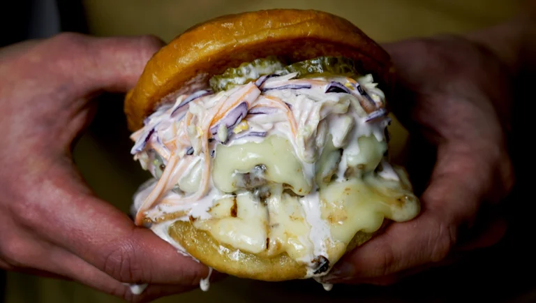 Havarti Burger mit Coleslaw