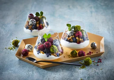 Dadelballetjes zonder bakken met vanille skyr en bessen