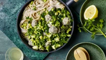 Grøn pastasauce til kyllingekødboller