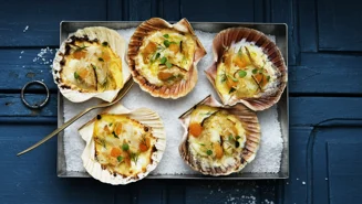 Gratinerade pilgrimsmusslor med mandel och löjrom