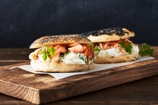 Bagel med kremostblanding og røkelaks