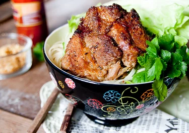 Vietnamesisk fläskkarré med risnudlar