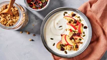 Ontbijt met romige yoghurt, appel en granola