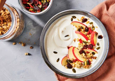 Ontbijt met romige yoghurt, appel en granola