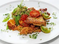 Kycklingfilé Svecia, sallad på bulgur med inlagda grönsaker och tomatsalsa