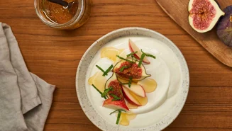 Skyr bowl with figs, apple and honey