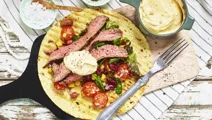 Grillad flankstek med sallad och chilibearnaise
