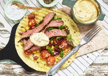 Grillad flankstek med sallad och chilibearnaise