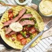 Grillad flankstek med sallad och chilibearnaise