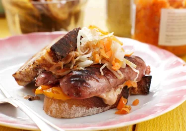 Korvburgare med syrade grönsaker