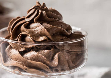 Mousse de turrón con higos confitados