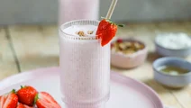 Proteïne milkshake met aardbei en ricotta