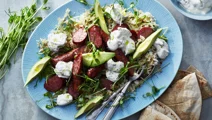 Blomkålssallad med avokado och kryddiga korvar