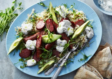 Blomkålssallad med avokado och kryddiga korvar