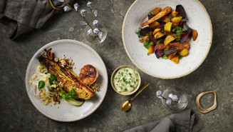 Rostad spetskål med ugnsbakade betor och kryddig krassekräm