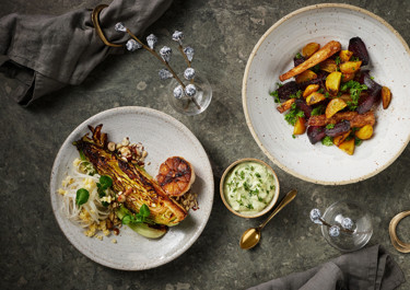 Rostad spetskål med ugnsbakade betor och kryddig krassekräm