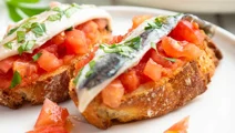 Tostada de tomates caramelizados y anchoas