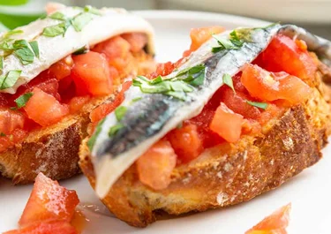 Tostada de tomates caramelizados y anchoas