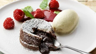 Chokladfondant med hallon och yoghurtglass