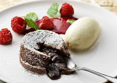 Chokladfondant med hallon och yoghurtglass