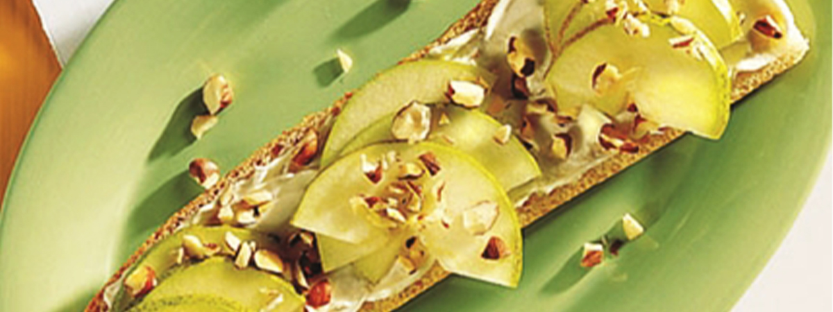 Bagietka z orzechami laskowymi, gruszką i serkiem kremowym