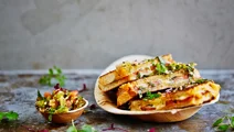 Choripán toast med chimichurri och pebre