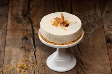 Piparkakkurahkakakku on helposti valmistuva herkku täynnä joulun makua.