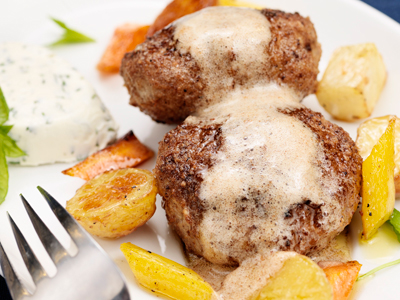 Lammfärsbiffar med rostade rotfrukter och citron- och myntasmetana