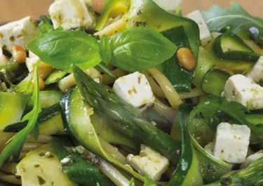 Linguine con pesto, calabacín y Arla Apetina