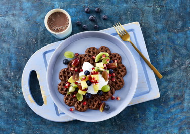 Vafler med vaniljeyoghurt og frugtsalat