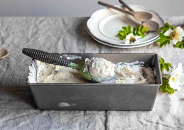 Banaanijäätelö grillatuista banaaneista