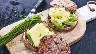 Rågkuse med ost och avokado
