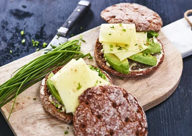 Rågkuse med ost och avokado