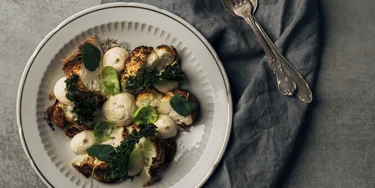 Smetana-tryffelikastike kruunaa hienostuneella aromillaan monet paahdetut raaka-aineet.