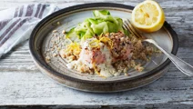Nötpanerad lax med zucchinitagliatelle