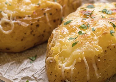 Patatas al horno con mojo de cilantro