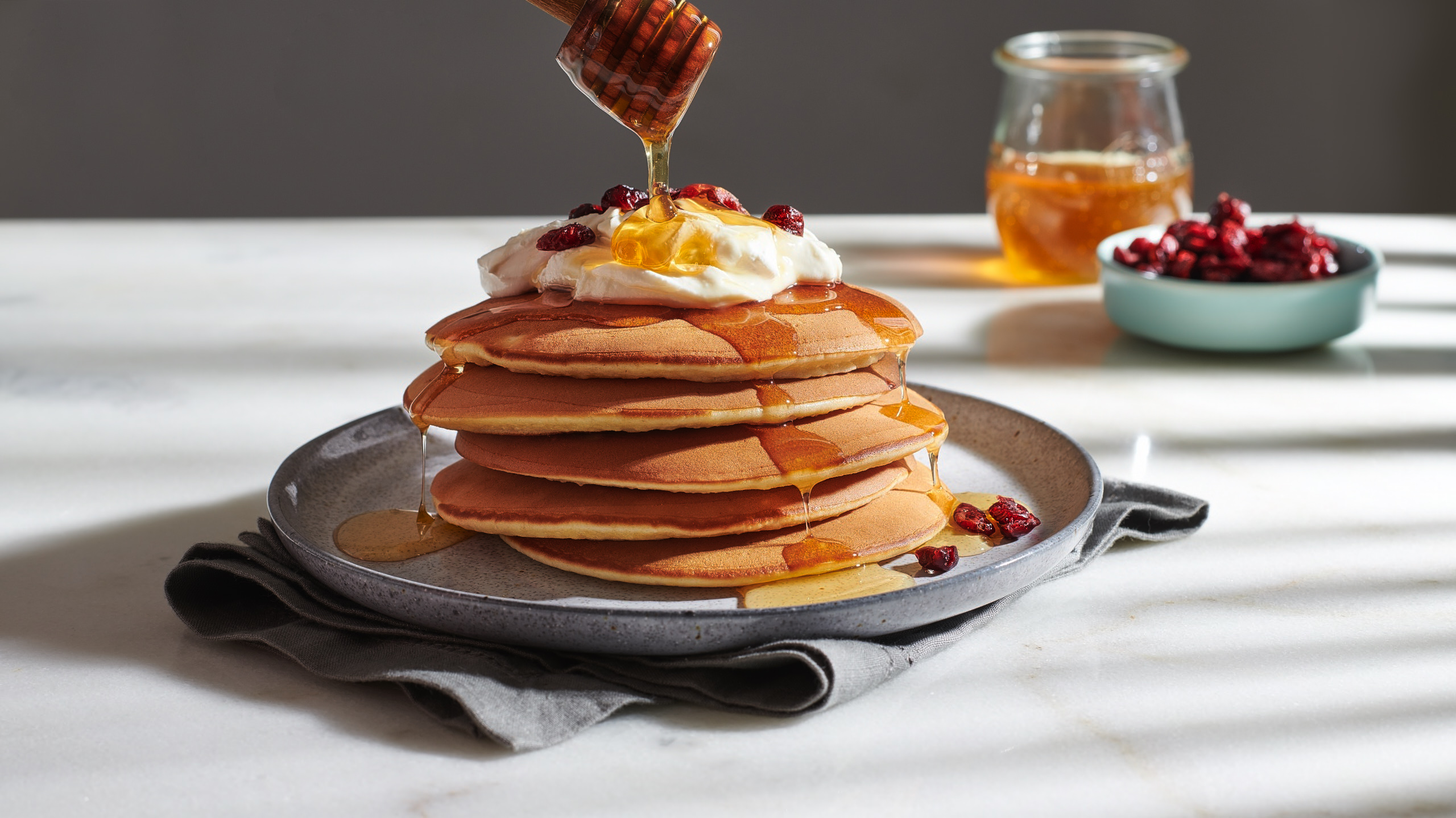 Fluffige Pfannkuchen mit Labneh ( Rezept ) | Arla - Rezept | Arla Foods