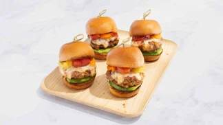 Mini-burgers de saucisse chorizo au cheddar fumé