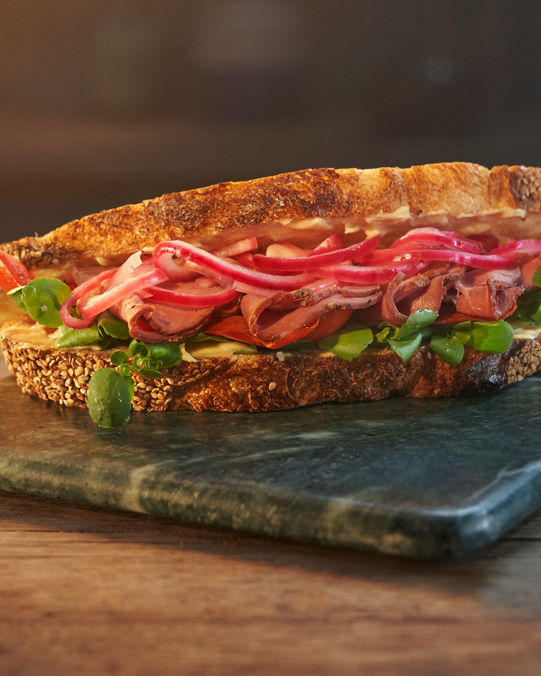 Sandwich al roast beef e peperoni rossi