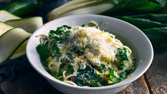 Sommarpasta med zucchini och mangold