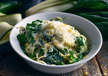 Sommarpasta med zucchini och mangold