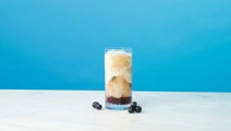 Laktosefreier Kaffee mit Heidelbeere auf Eis 