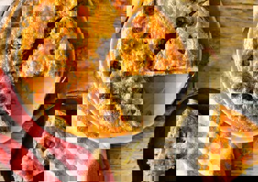 Κρεατόπιτα γιορτινή με τυριά