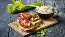 Lun ostesandwich og syltet hvidkål