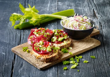 Lun ostesandwich og syltet hvidkål