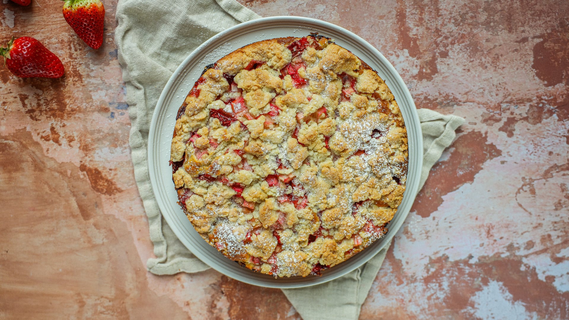 Rabarber-aardbeienkruimelcake