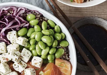 Poke bowl con salmón y Arla Apetina